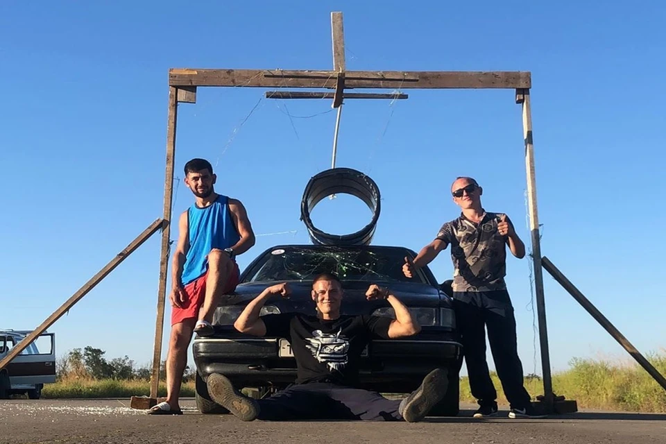 Сначала каскадер тренировался и прыгал в кольца вместо бочки. Фото: instagram.com/chebotarev_evgeny/
