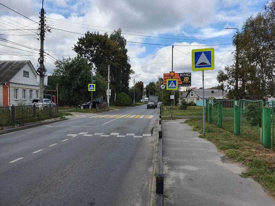 Дорожники отмыли знаки от наклеек и надписей, обрезали ветки