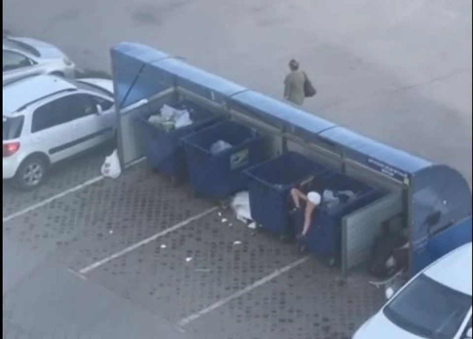 После того, как побывала в мусорном баке, девушка разозлилась еще больше. Фото: скриншот видео