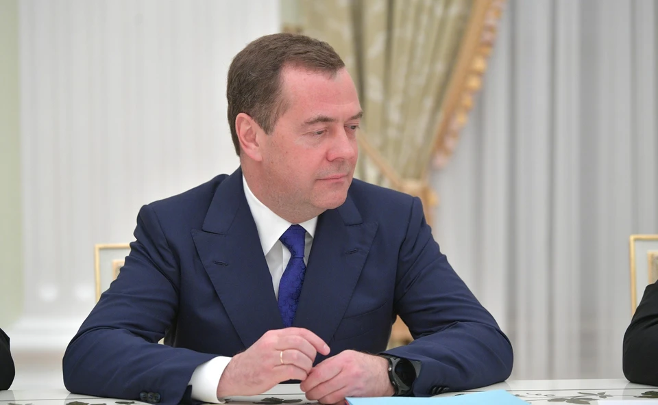 Медведев призвал молодежь сохранять историю