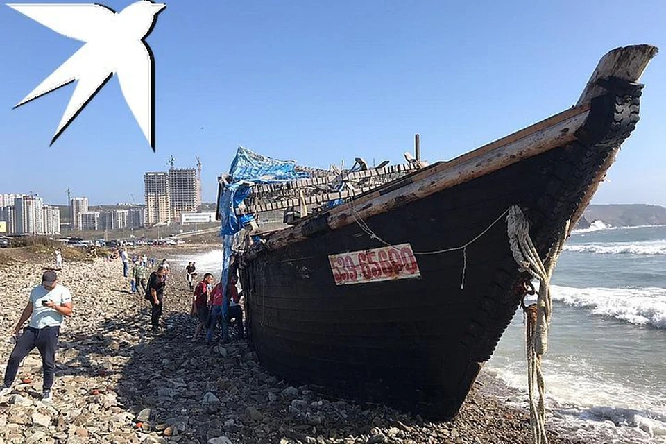 Северокорейскую шхуну выкинуло на берег во Владивостоке