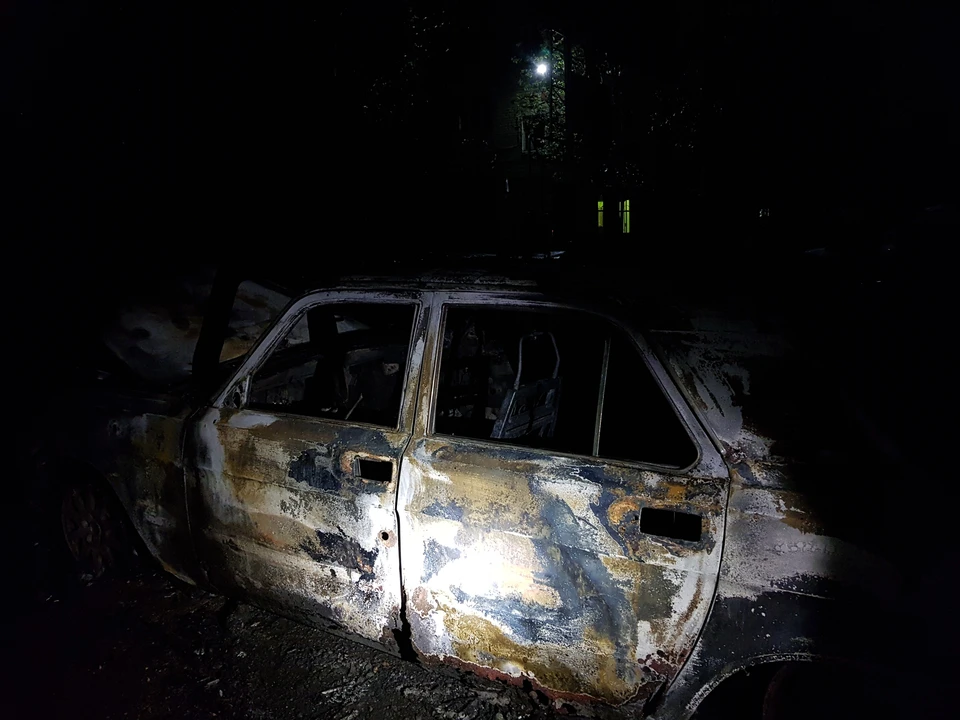«Волга» и автобус Mercedes Benz горели ночью под Смоленском. Фото: пресс-служба ГУ МЧС России по Смоленской области.