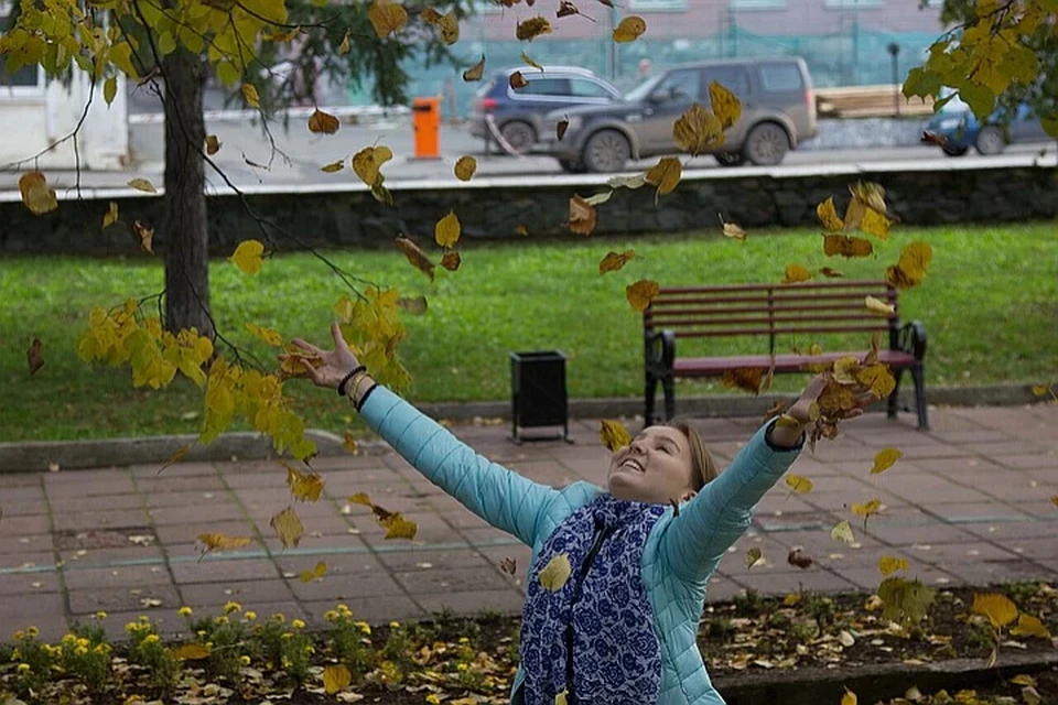 Ласточки вьют гнезда и листья пожелтели: верить ли приметам теплой осени в Иркутске