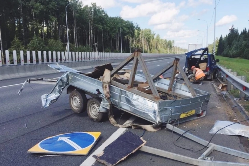 Прицеп влетел в водителя "Нивы" на трассе "Россия". Фото: vk.com/dorinspb