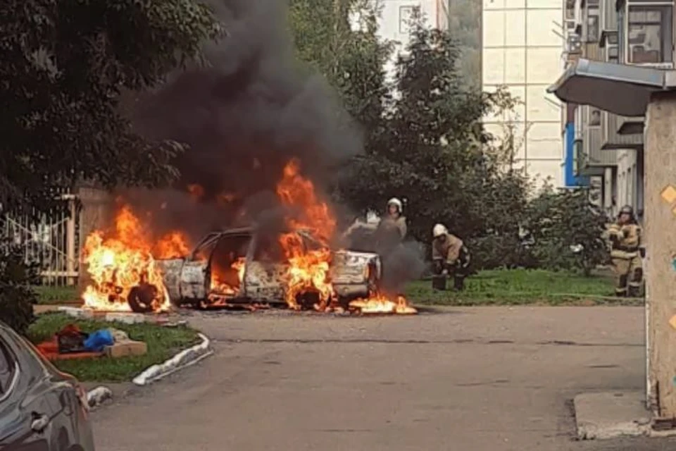 В Междуреченске посреди двора вспыхнул автомобиль. Фото: Типичный Междуреченск/ vk.com