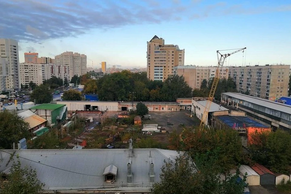 На площадку заехала спецтехника.