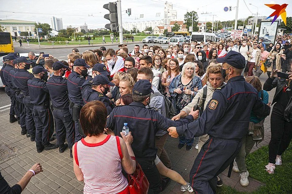 Марш студентов. Марш студентов в Минске. Протесты 2020 вышиванка.