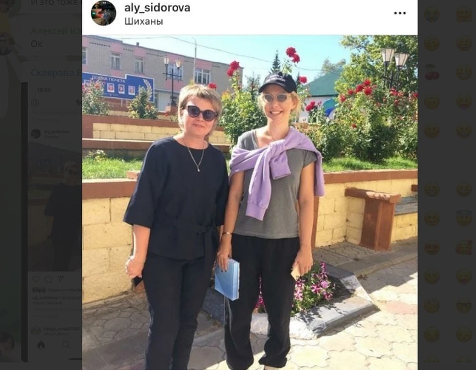 Ксения Собчак с поклонницей из местной администрации на улице в Шиханах. Фото соцсетей
