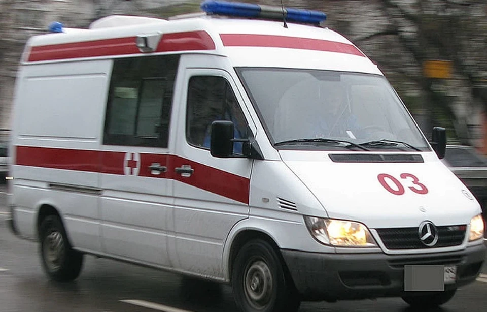 "Скорая" доставила женщину в больницу, где ей диагностировали перелом ноги.