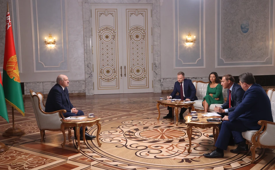Президент Белоруссии Александр Лукашенко дал интервью российским журналистам в Минске Фото: NIKOLAI PETROV / BELTA POOL / ТАСС