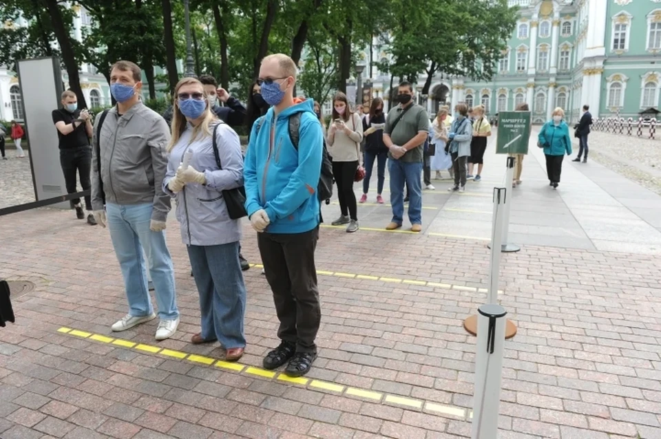В Санкт-Петербурге сняли запрет на большие экскурсионные группы в музеях и парках.