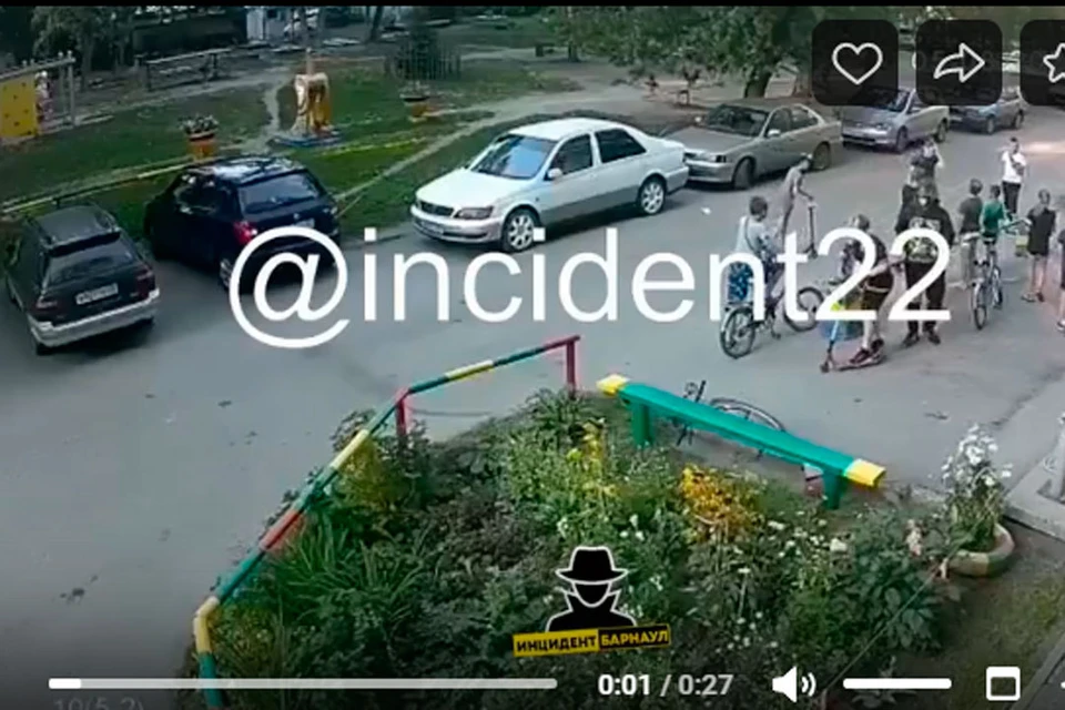 Скрин записи, на котором школьник избивает детей.