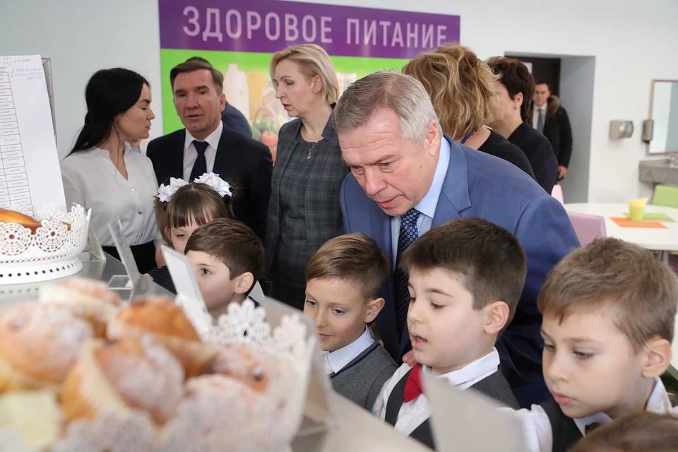 Губернатор Василий Голубев стал инициатором законопроекта о расширении списка получателей бесплатного горячего питания в регионе. Фото: donland.ru
