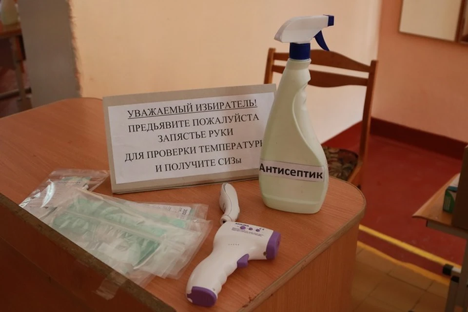 Всем голосующим выдают медицинские маски и перчатки, обрабатывают руки антисептиками, измеряют температуру тела бесконтактными градусниками.