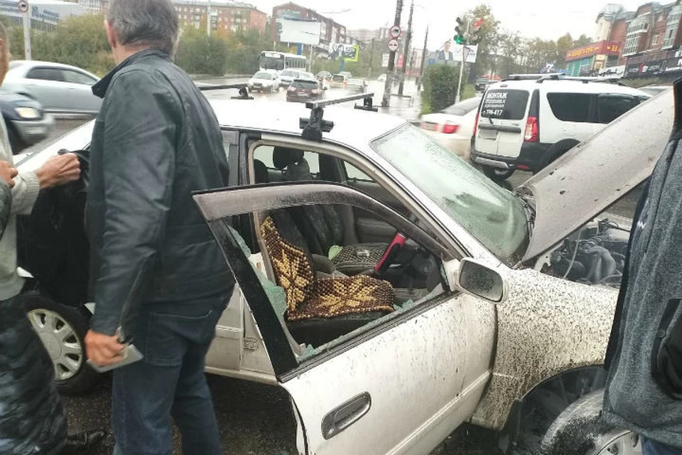 очевидцам пришлось разбить окно в машине, чтобы спасти водителя. Фото: ГУ МЧС России по Иркутской области