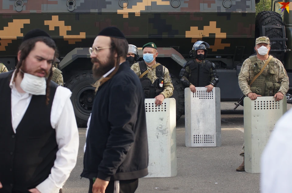 Паломники вторую ночь проводят на границе