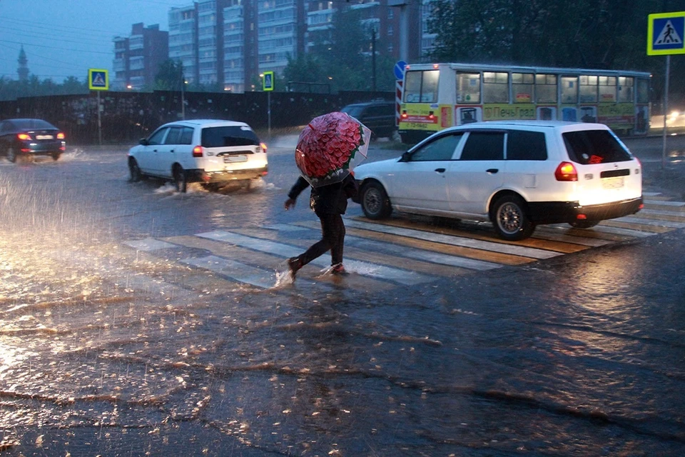 Мост через Ушаковку смыло в Иркутске из-за повышения уровня воды в реке во время ливней
