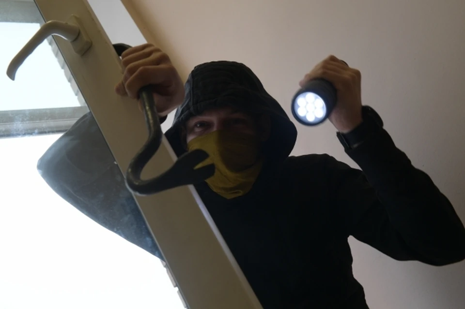 В Астраханской области участковому пришлось будить уснувшего преступника