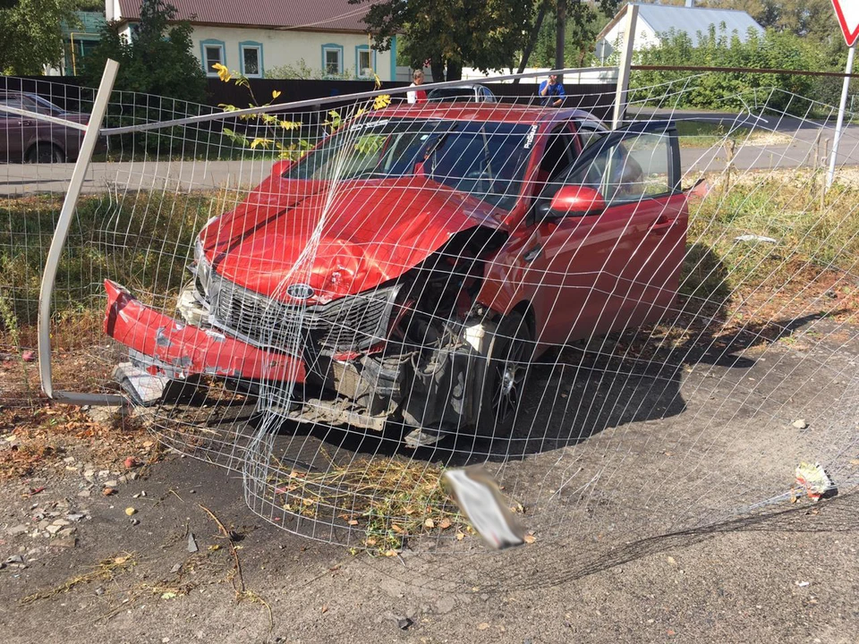 После столкновения автомобиль налетел на забор