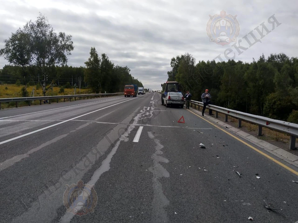 Под Тулой на трассе М-2 водитель "Рено" врезался в трактор и пострадал