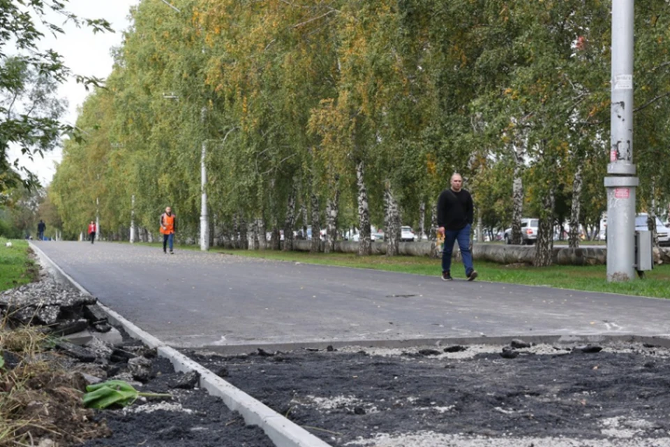 В Кемерове меняют 20 тысяч квадратных метров убитого асфальта на проспекте Октябрьском. Фото: Администрация города Кемерово