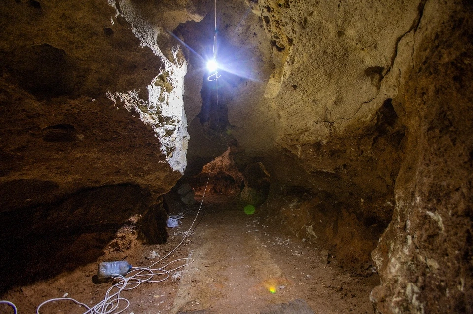 Рабочие ежедневно продвигают вглубь пещеры на 5 метров. Фото: Пресс-служба КФУ