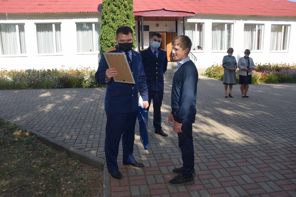 Почетную награду парню вручили сотрудники следственного управления