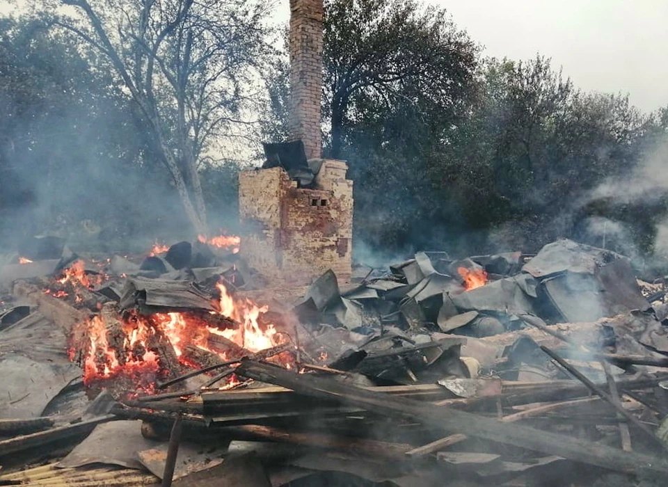 Под Смоленском гроза стала причиной сгоревшего дома и трех сараев