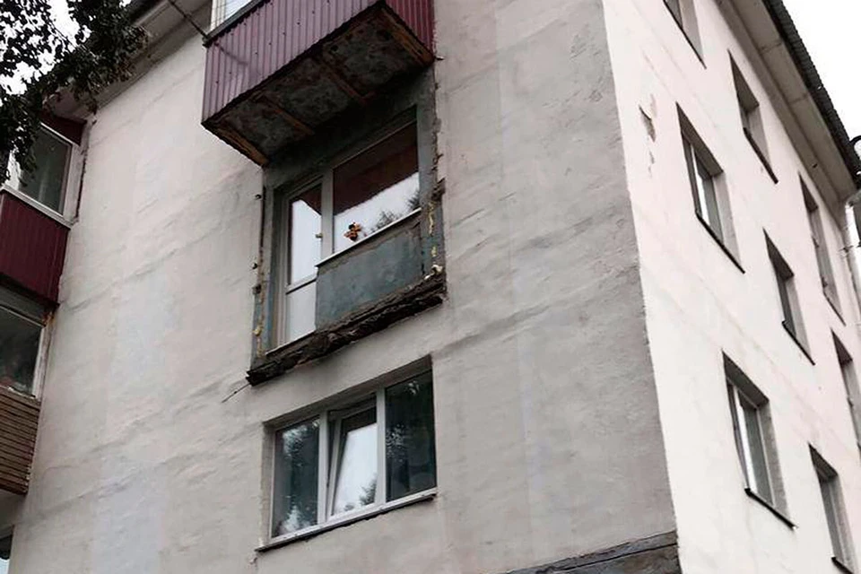 Балкон с двумя женщинами обвалился в Сахалинской области. Фото: предоставлено очевидцами