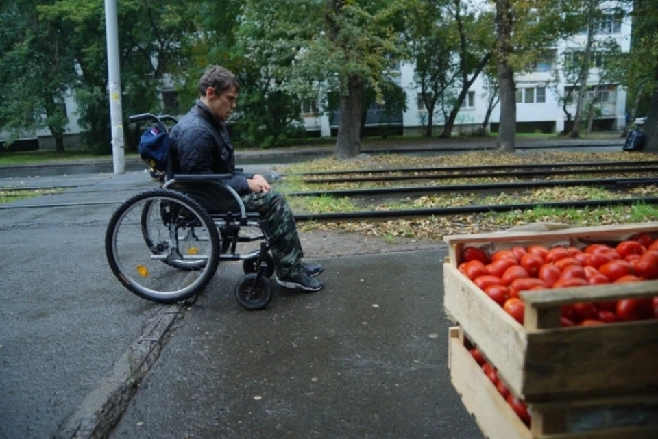 Рецидивист отобрал у инвалида-колясочника дорогой мобильный телефон