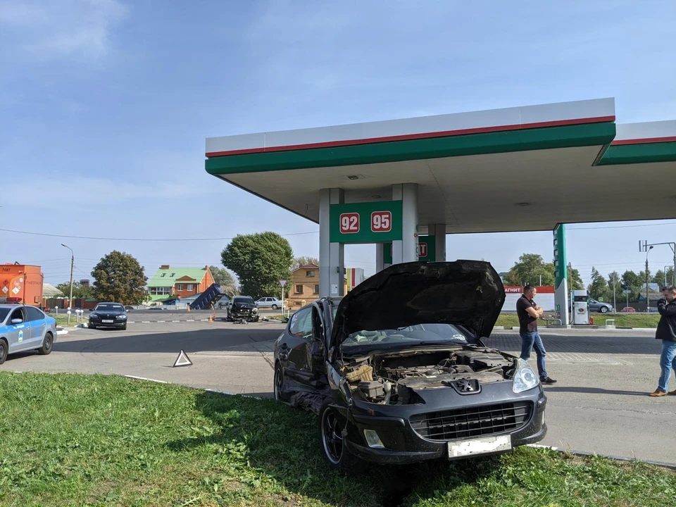 В Орловской области водитель легкового автомобиля "Пежо" пострадал в ДТП