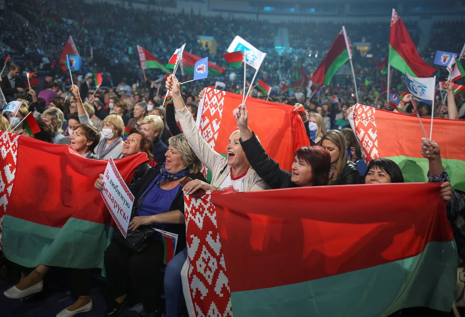 Люди приветствуют Лукашенко на "Минск-арене".