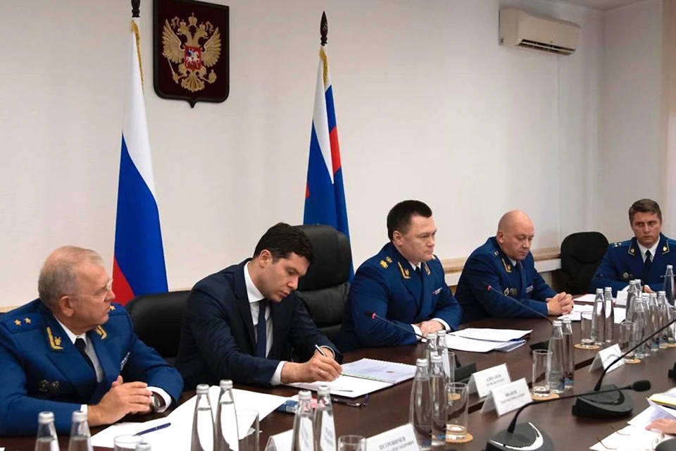 Игорь Краснов внимательно слушал, Антон Алиханов что-то записывал.