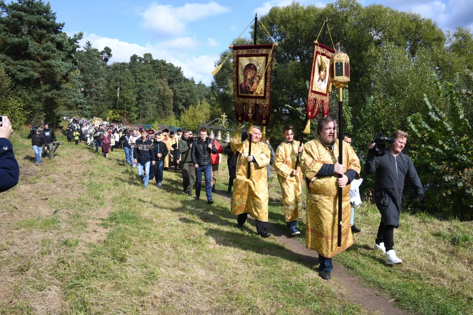 Верующие прошли около 6 километров из села Ильинское к храму в Усово