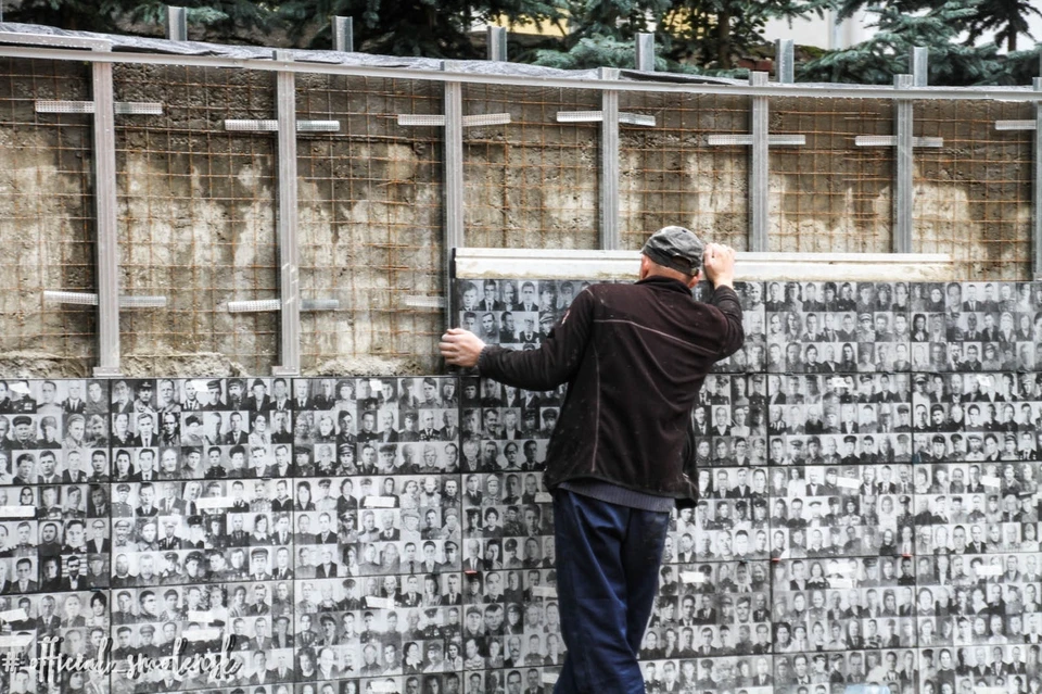 Монтаж стелы памяти в Смоленске близится к завершению. Фото: администрация г. Смоленска.