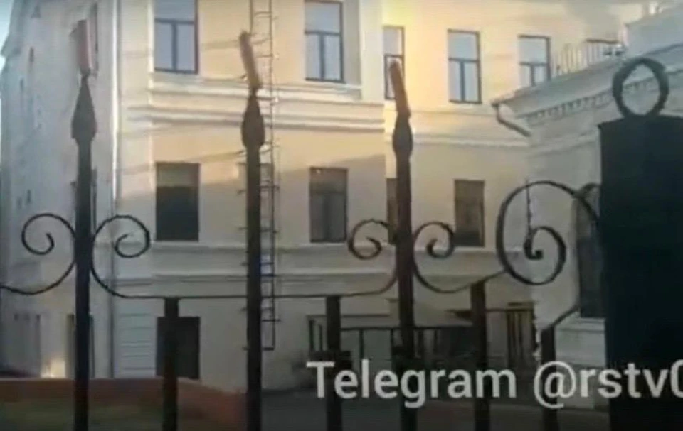 Неизвестный украсил школьный забор сосисками. Фото: социальные сети