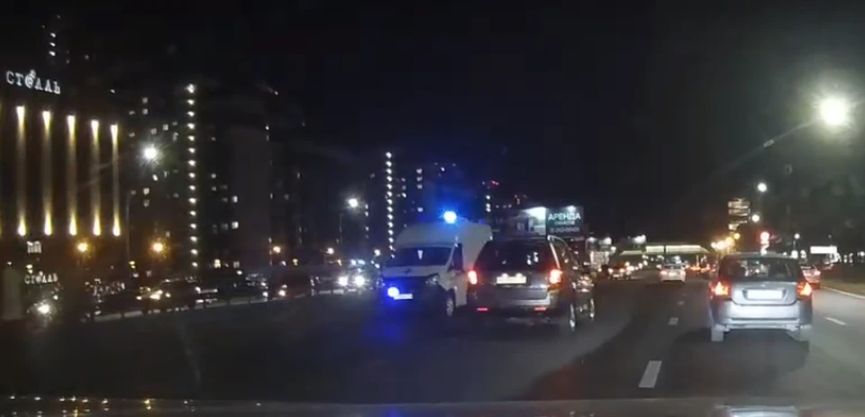 Из-за аварии оказались перекрыты две полосы движения.