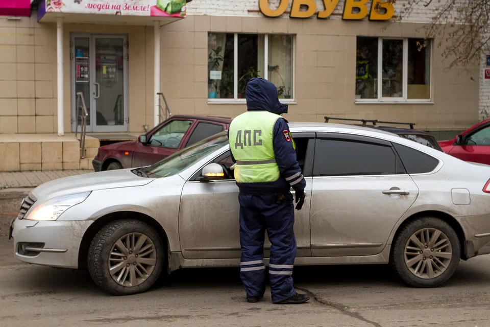 По версии полицейских, пакет скинул один из пассажиров автомобиля