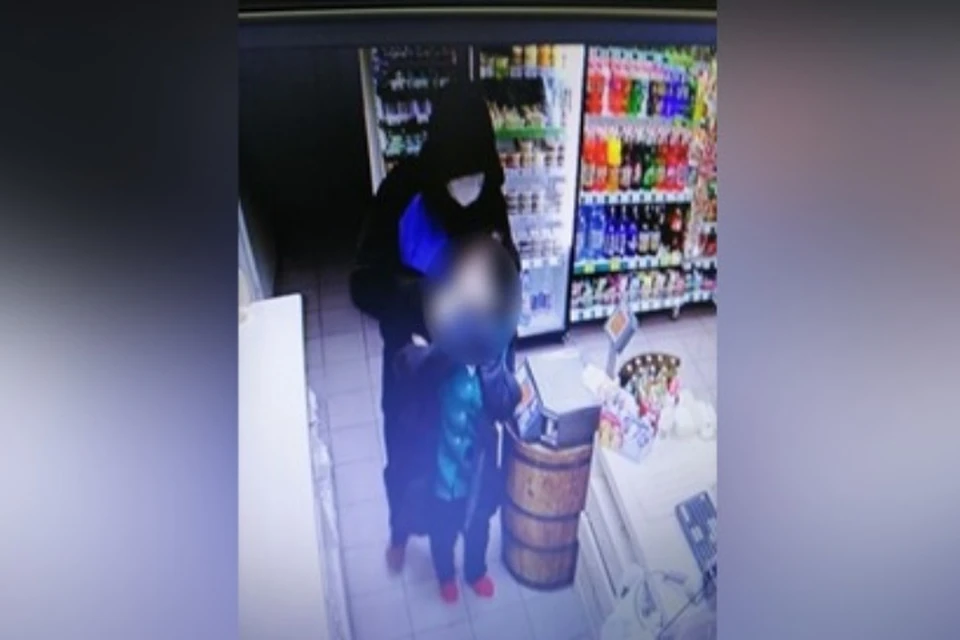 Вооруженное ограбление новокузнецкого магазина попало на видео. ФОТО: пресс-служба ГУ МВД России по Кемеровской области.