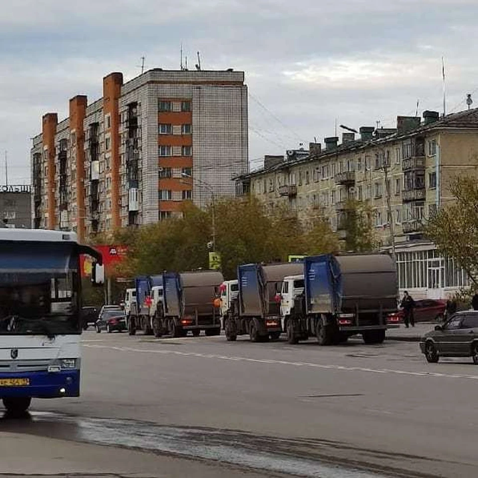 Суровое бракосочетание. Свадебный кортеж из мусоровозов в Воркуте  прославился на всю Россию - KP.RU