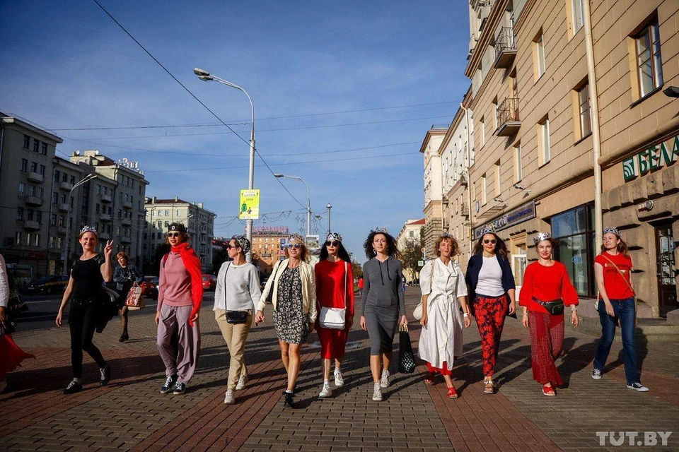 На проспекте Независимости стартовала прогулка девушек в коронах. Фото: Фото: Ольга Шукайло, TUT.BY