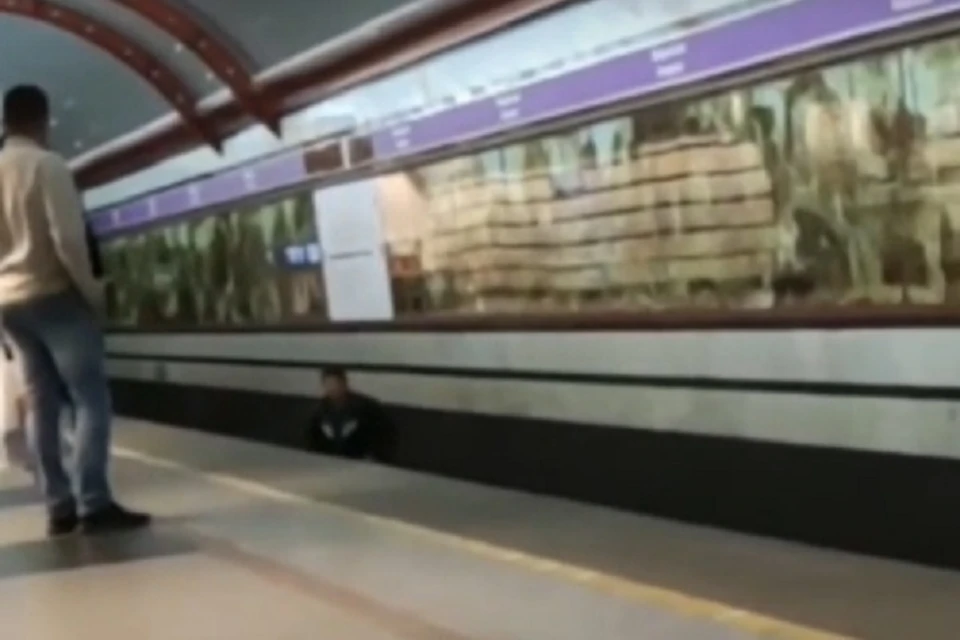 Мужчина спрыгнул на рельсы на станции метро "Обводный канал"