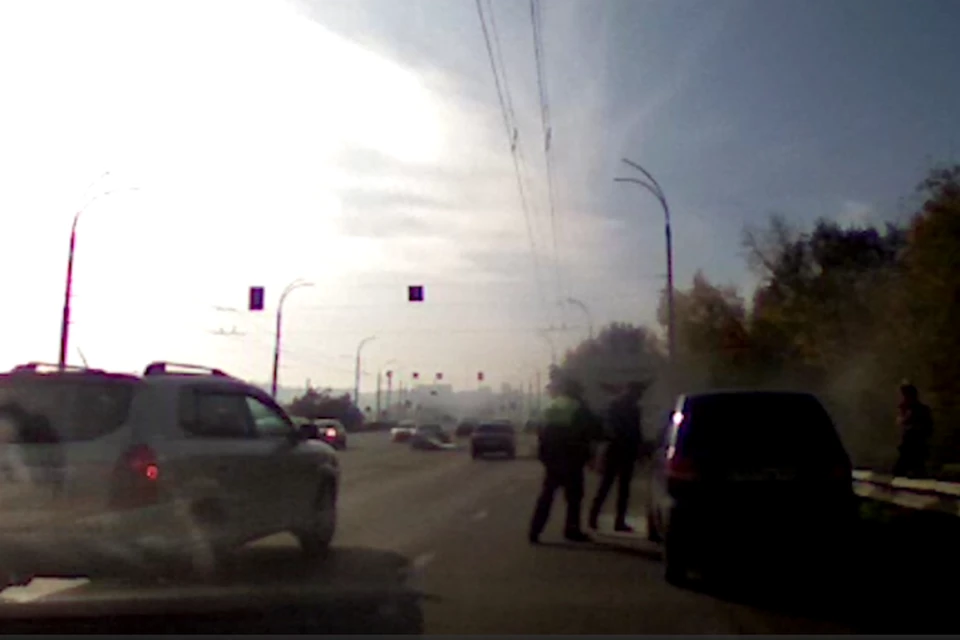В Кемерове полицейские помещали автомобилю загореться. Фото: ГУ МВД России по Кемеровской области