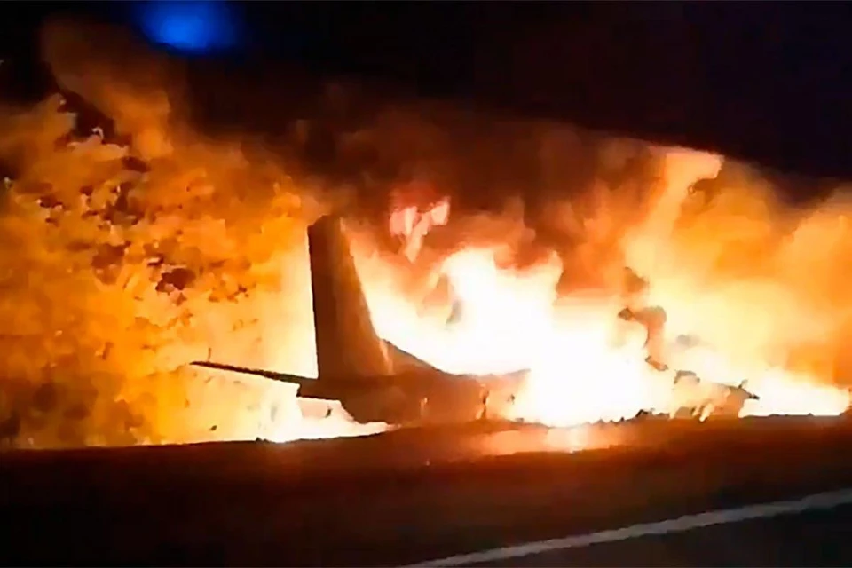В Украине самолёт рухнул около проезжей части