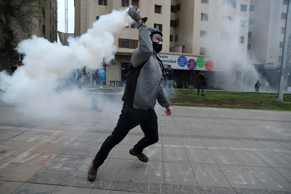 Слезоточивый газ часто применяют во время протестов - и полиция, и сами протестующий