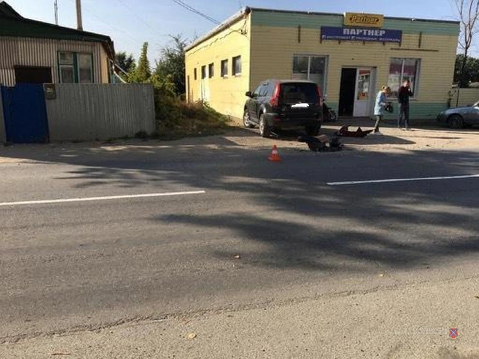 Во Фроловском районе внедорожник не пропустил мопед, в результате мужчину увезли в больницу.