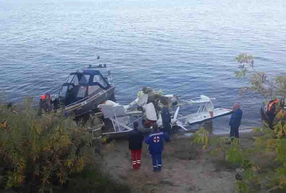 Фотографии с места падения самолета в Нижегородской области опубликованы спасателями.