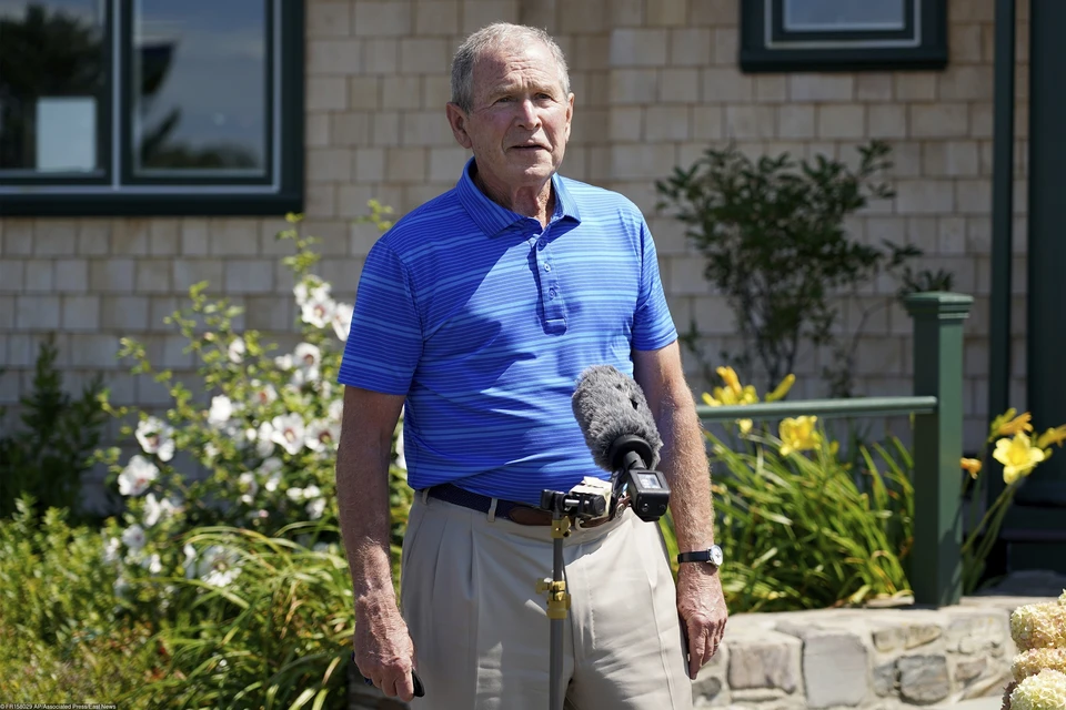 Джордж Буш младший сейчас на пенсии и увлекается живописью