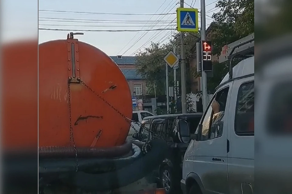 Зеленый едва успевает помигать и быстро гаснет - водители долго стоят у светофора.