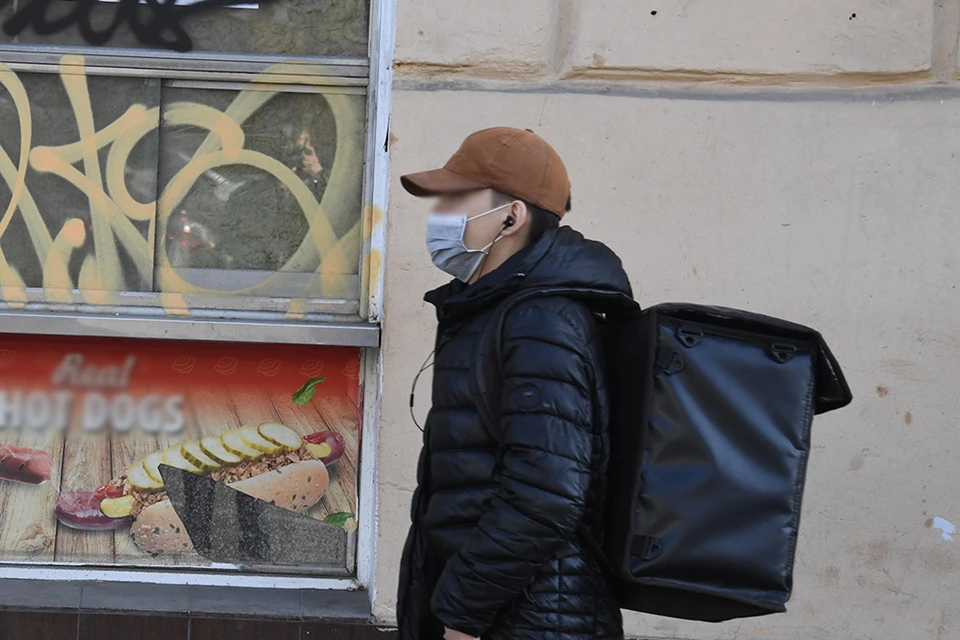 Голодный прохожий отобрал хинкали у доставщика еды в Красноярске. Фото: соцсети.